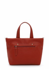 Borsa a mano rossa in pelle con finitura testurizzata, manici corti e tasca frontale con zip. Presenta borchie metalliche sul davanti.