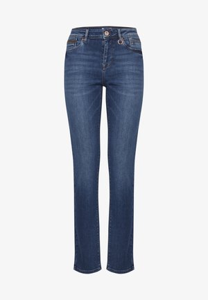 Jean en denim bleu foncé avec une coupe droite, cinq poches, et des détails de couture subtils, doté d'une fermeture à bouton et à glissière.