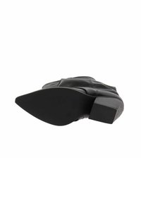 Czarny botek za kostkę z ostrym noskiem i masywną podeszwą, pokazany z boku podeszwy na białym tle.