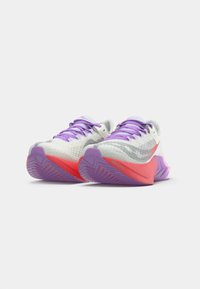 Scarpe da corsa con parte superiore in rete grigia, dettagli viola, intersuola rosa e suola viola texturizzata; presenta un design curvo e lacci.
