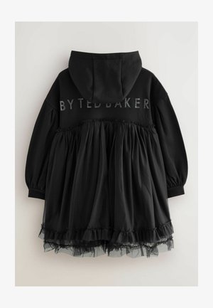 Čierne šaty s kapucňou, vrchom v štýle mikiny a na skladanej sukni z tylu s volantovým lemom. "BYTEDBAKER" vytlačené na zadnej strane.