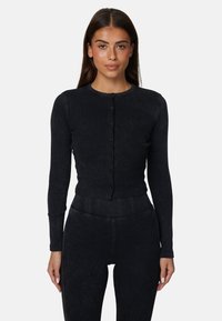 Czarny, prążkowany kardigan z długim rękawem, okrągłym dekoltem, zapinany z przodu na guziki, o dopasowanym kroju. Teksturowana tkanina i krótka długość.