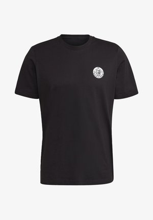 Czarna koszulka z krótkim rękawem i okrągłym dekoltem z małym białym okrągłym logo na lewym boku klatki piersiowej z napisem "Worldwide Surf United."