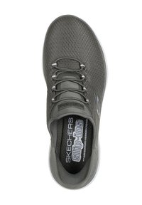 Graue Netzschlupfschuhe mit elastischen Schnürsenkeln, gepolstertem Innenraum, weißer Sohle und "Skechers Slip-Ins"-Logo auf der gepolsterten Zunge.