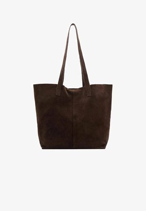 Sac fourre-tout en daim marron avec deux longues anses, présentant une forme rectangulaire plate et un design avant sans couture. Texture douce et style minimaliste.