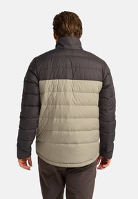 Doudoune avec un design bicolore ; partie supérieure gris foncé et partie inférieure vert clair ; texture matelassée ; col montant ; manches élastiques.