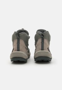 Grau-braune Wanderschuhe mit gepolstertem Schaft, strukturiertem Obermaterial, verstärktem Absatz und strapazierfähiger Gummisohle mit Profilmustern.