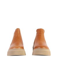 Helle Leder-Slipper mit glatter Oberfläche, ausgestattet mit einer geriffelten beigen Sohle und einem abgerundeten Zehendesign. Schlichte, nahtlose Oberkonstruktion.