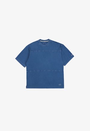 Blauwe katoenen T-shirt met korte mouwen en ronde hals, met een gestikte horizontale naad over de borst en logo-detail op de mouw.