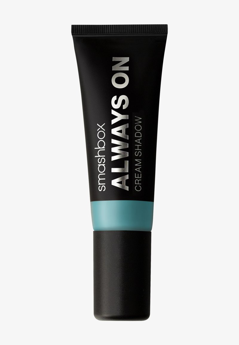 Zwarte knijptube met een turquoise dop. De tekst bevat "smashbox ALWAYS ON CREAM SHADOW" in vetgedrukte zilveren letters.