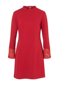 Rotes Kleid mit langen Ärmeln, das einen hohen Ausschnitt und Spitzenakzente an den Manschetten aufweist. Glatte Textur mit einer figurbetonten Silhouette.