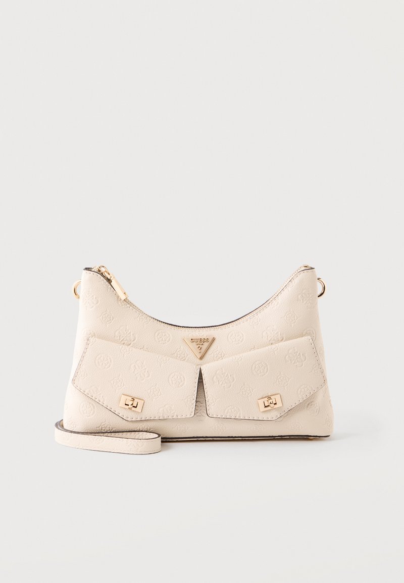 Sac à main Guess couleur crème avec motif embossé, deux poches avant à rabat avec fermoirs dorés, et une fermeture éclair dorée sur le dessus.