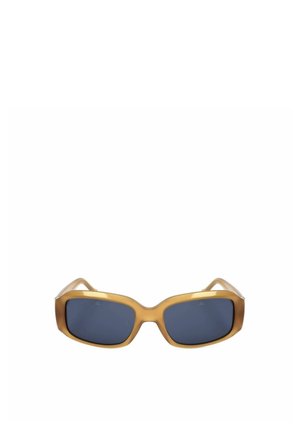 Occhiali da sole rettangolari con montature spesse marrone chiaro e lenti blu scuro, mostrati su sfondo bianco.