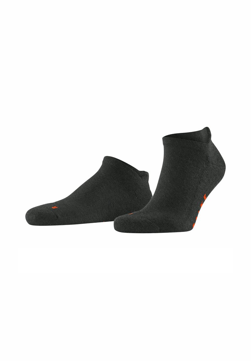 Dunkelgraue Knöchel-Socken mit glatter Textur, die dezente orangefarbene Akzente an der Ferse und der Zehe aufweisen. Einfaches Design, ohne Muster.