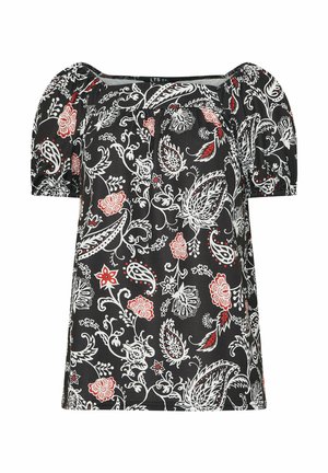 Sort bluse med pufærmer med et hvidt og rødt blomster- og paisleymønster samt en firkantet halsudskæring.
