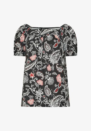 Sort bluse med pufærmer med et hvidt og rødt blomster- og paisleymønster samt en firkantet halsudskæring.