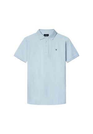Ljusblå polo skjorta i bomull med en tre-knapps knäppning och en liten svart broderad logotyp på vänster sida. Korta ärmar.
