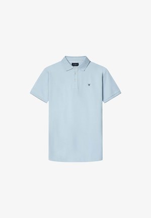 Vaaleansininen puuvillapaita, jossa on kolmen napin puolipaneeli ja pieni musta brodeerattu logo vasemmalla puolella. Lyhyet hihat.