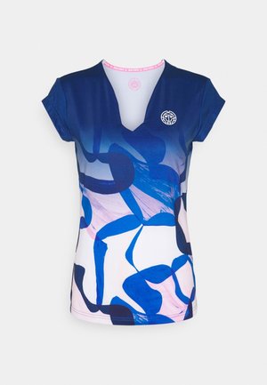 Maglietta a maniche corte con scollo a V, motivo astratto blu e bianco, con un piccolo logo rotondo sul petto sinistro e una rifinitura rosa all'interno del colletto.