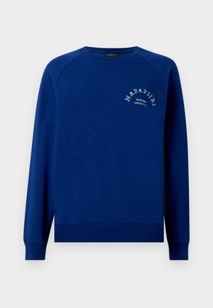 Blå crewneck sweatshirt gjord av mjukt tyg, med ribbade ärmslut och nederkant. Framtill finns en vit textlogotyp med en bågdesign.