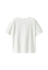 Hvid bomulds T-shirt med korte ærmer, rund halsudskæring og en afslappet pasform. Ingen synlige mærker eller mønstre på ryggen. Blød tekstur.