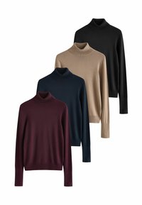 Četri turtleneck džemperi izvietoti rindā: bordo, tumši zils, bēšs un melns. Katram ir ribota apkakle un garas piedurknes.