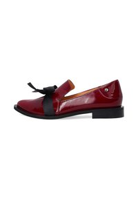 Bordeaux lakleren ballerina met een zwarte strikaccent, ronde neus en een kleine hak; zijaanzicht toont de glanzende textuur en het eenvoudige ontwerp.
