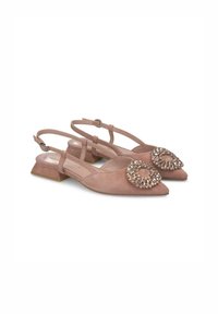 Roze suède slingback schoenen met een spits toetje, blokhak en een ronde strass-bloemstuk op de wreef. Dunne enkelbandjes inbegrepen.