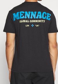 Svart bomullst-shirt med blå och gula texter på baksidan: "MENNACE GLOBAL COMMUNITY," "LDN," och "UK," med en stjärngrafik.