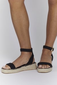 Sandales espadrilles en tissu noir avec semelles en jute à talon compensé, dotées de brides de cheville réglables et d'une boucle en ton doré.