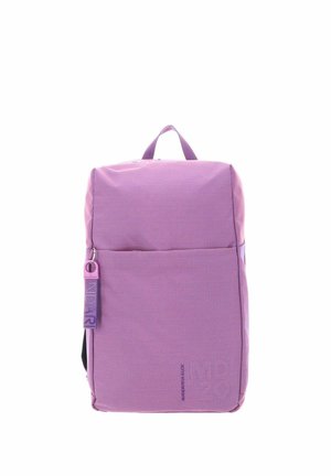 Sac à dos en nylon violet avec une surface texturée, doté d'une poche avant et d'un tire-zipper apparent, ainsi qu'une poignée de transport sur le dessus.