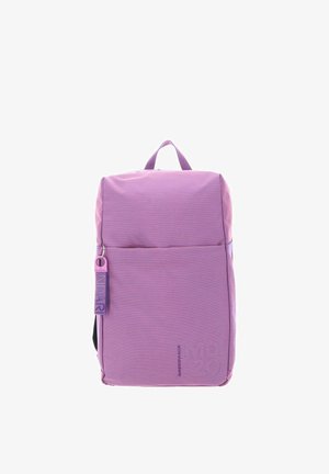 Sac à dos en nylon violet avec une surface texturée, doté d'une poche avant et d'un tire-zipper apparent, ainsi qu'une poignée de transport sur le dessus.