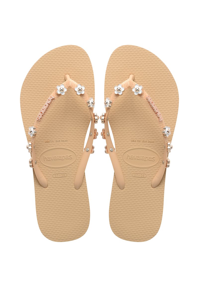 Șlapi de culoare piersică cu embellishments florale, talpă din cauciuc texturat și bretele contrastante cu mărgele argintii și accente florale.
