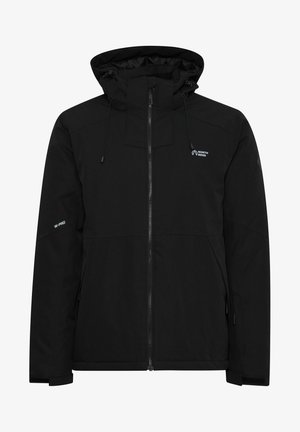 Giacca impermeabile nera con cappuccio, zip frontale, cordini regolabili, tasche laterali e dettaglio logo sul petto e sulla manica.