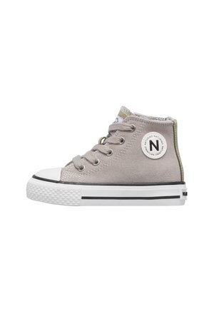 Sneaker high-top in pelle scamosciata grigio chiaro con suola in gomma bianca, punta bianca, lacci e patch rotondo con logo sul lato.