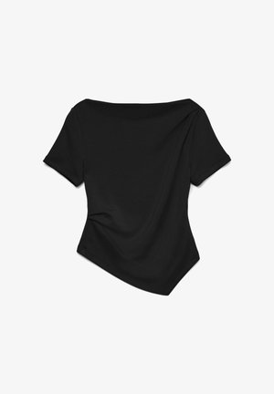 Crna bluza bez ramena s kratkim rukavima, koja ima mekanu teksturu i asimetričnu donju ivicu, dizajnirana za opušteni kroj.