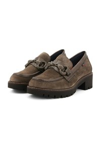 Zapatos de ante marrón estilo mocasín con un tacón grueso, que presentan un detalle decorativo en cadena en la parte superior y una suela con patrón.