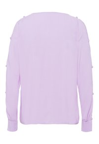 Blusa a maniche lunghe in lavanda chiaro con una texture liscia. Presenta bottoni decorativi lungo le cuciture delle spalle e dei polsini.