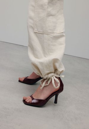 High heeled sandals - red