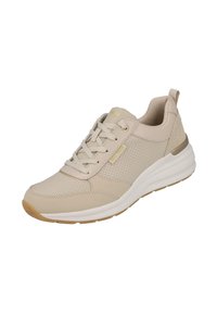 Zapato deportivo beige con parte superior de cuero perforado, diseño de cordones, cuello acolchado y suela blanca con una suela exterior de goma texturizada. Detalles en dorado.