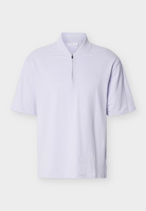 Hellviolettes kurzärmeliges Hemd mit geripptem Kragen und einem halbhohen Reißverschluss in der vorderen Mitte.