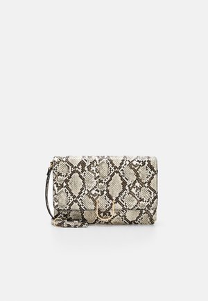 Rechthoekige crossbodytas met beige en donkerbruine slangenhuidprint, gouden U-vormige sluiting en verstelbare riem op effen achtergrond.