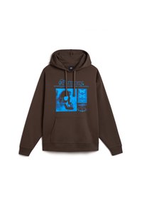 Sudadera marrón con un bolsillo delantero, que presenta un diseño gráfico azul con motivos de calaveras y mariposas, y texto en una fuente estilizada.