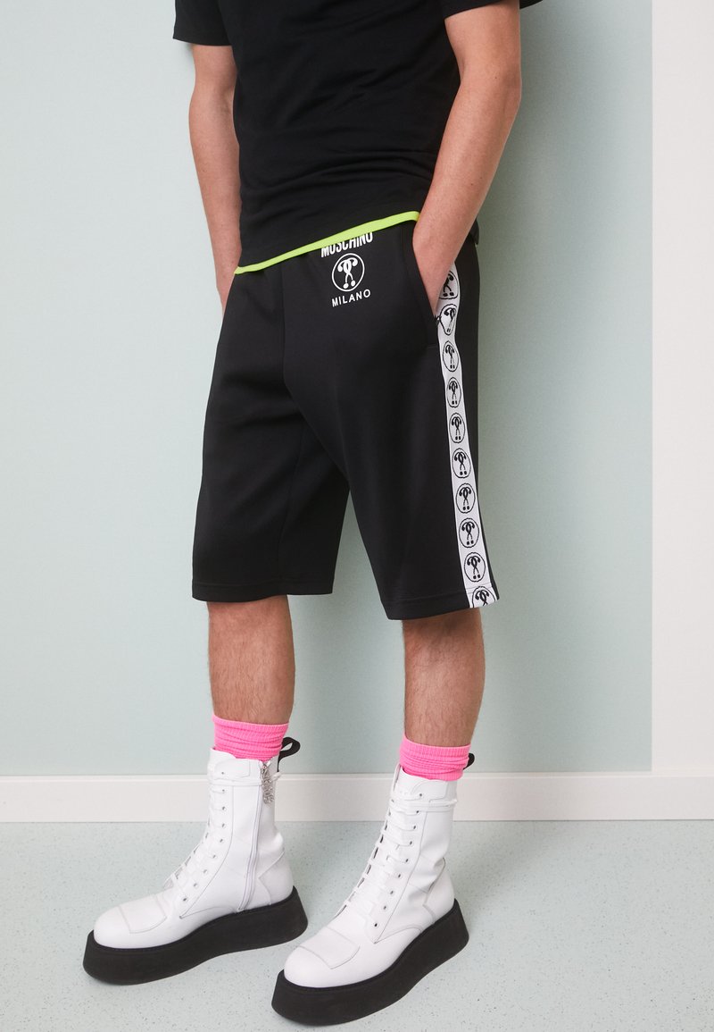 Herren T-shirts & Polos | MOSCHINO Shorts black/schwarz - MW54598 Herren T-shirts & Polos | MOSCHINO Shorts black/schwarz - MW54598