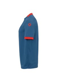 Blaues Sportshirt mit kurzen Ärmeln, das einen roten Kragen und Akzente an den Ärmeln aufweist. Logo auf der linken Schulter. Glatte Stoffoberfläche.