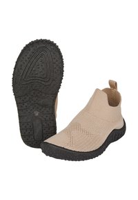 Beige gestrickte Slipper mit schwarzen Gummisohlen, strukturiertem Griffmuster und einem Stoffanziehband an der Ferse für einfaches Anziehen.