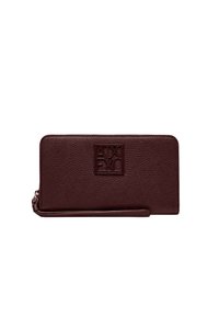 Portafoglio in pelle bordeaux con finitura testurizzata, caratterizzato da un logo in rilievo e un cinturino da polso staccabile per una presa sicura.