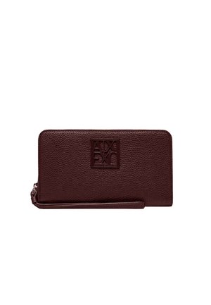 Portafoglio in pelle bordeaux con finitura testurizzata, caratterizzato da un logo in rilievo e un cinturino da polso staccabile per una presa sicura.