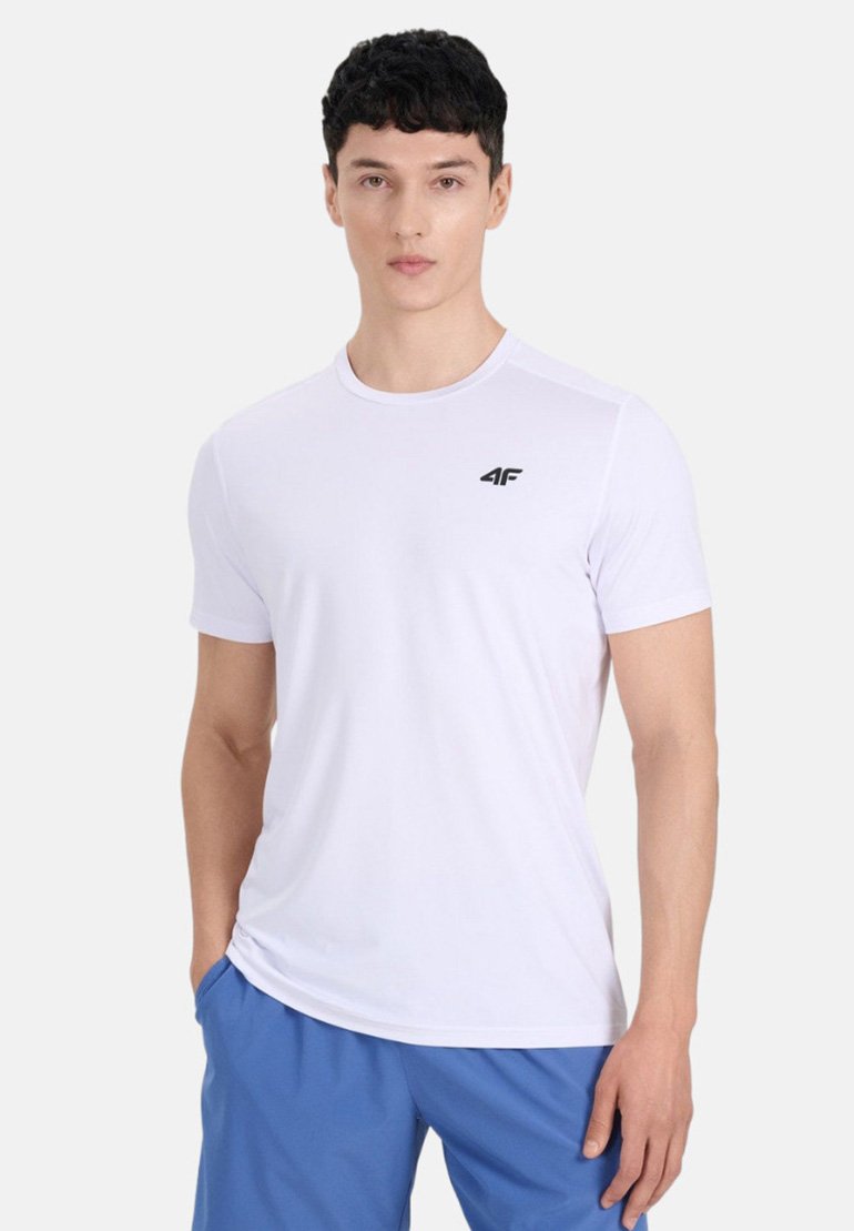 T-shirt blanc à manches courtes en tissu léger, avec un logo noir sur la poitrine et un col rond.