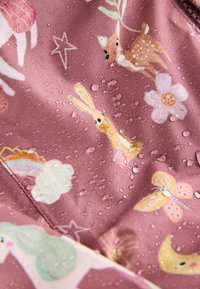 Tissu rose avec des motifs d'animaux dessinés en style cartoon, incluant des lapins, des cerfs et des fleurs. Des gouttes d'eau sur la surface améliorent la texture.